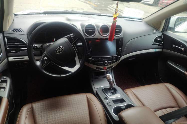 Used BYD S7 2015 2.0T Upgraded Automatic Luxury Version Interior 3