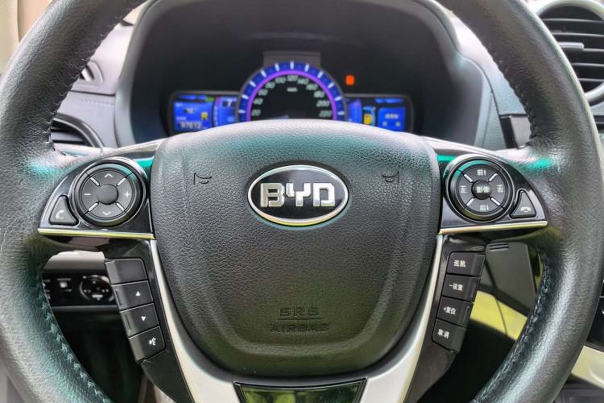 Used BYD S7 2015 2.0T Upgraded Automatic Luxury Version Interior 9