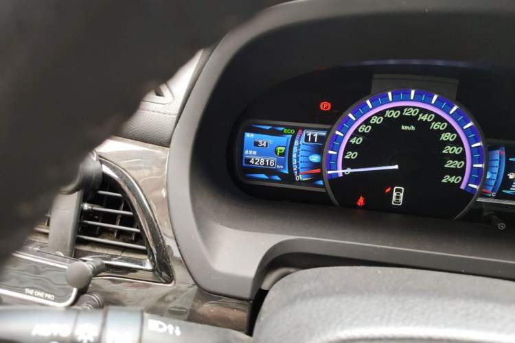Used BYD S7 2015 2.0T Upgraded Automatic Luxury Version Odometer Close Up