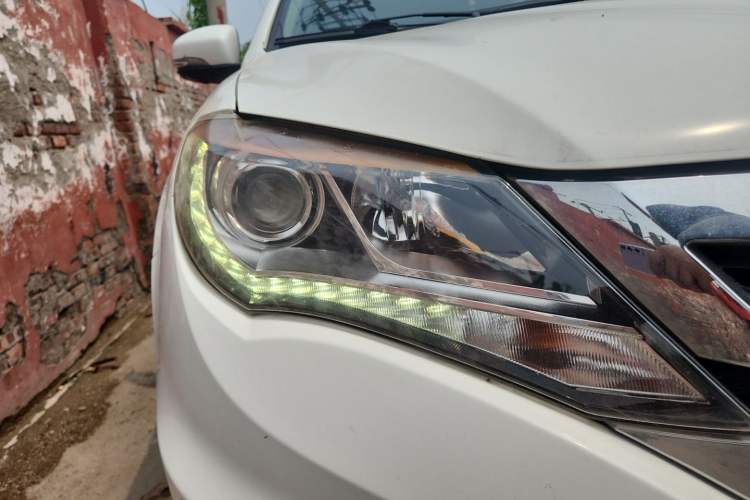 Used BYD S7 2015 2.0T Automatic Prestige Model Right Front Headlight