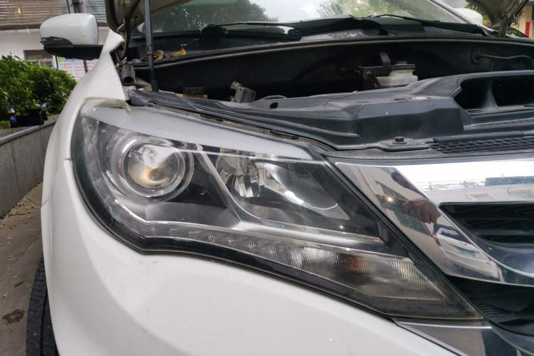 Used BYD S7 2015 2.0T Automatic Prestige Model Right Front Headlight