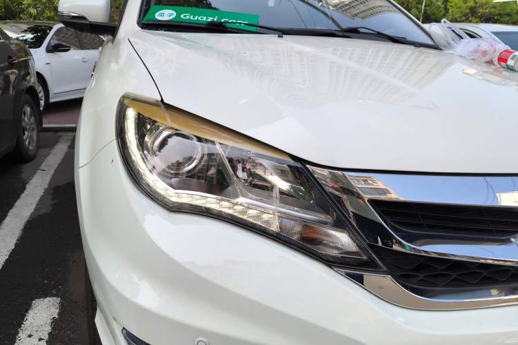Used BYD S7 2015 2.0T Automatic Prestige Model Right Front Headlight
