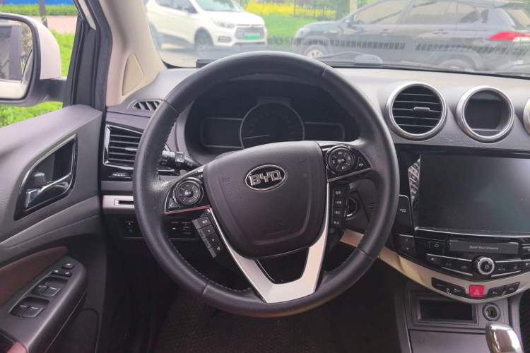 Used BYD S7 2015 2.0T Upgraded Automatic Luxury Version Steering Wheel