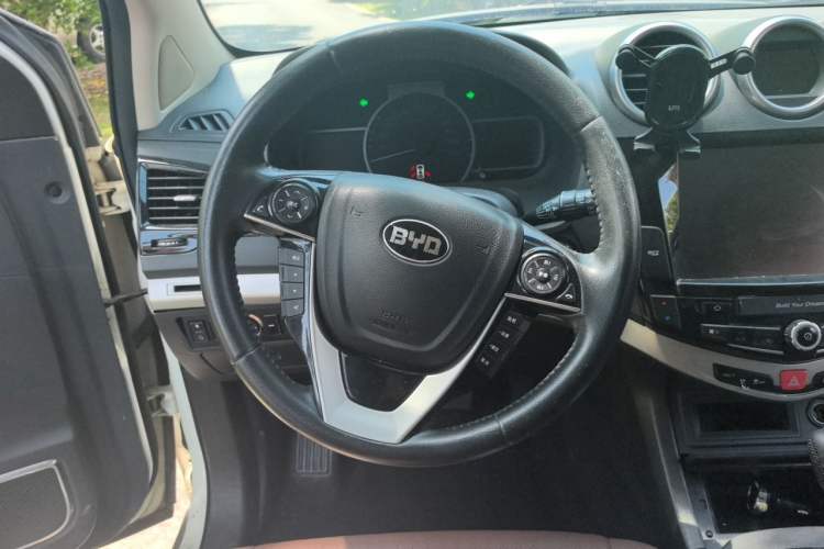 Used BYD S7 2015 2.0T Upgraded Automatic Luxury Version Steering Wheel
