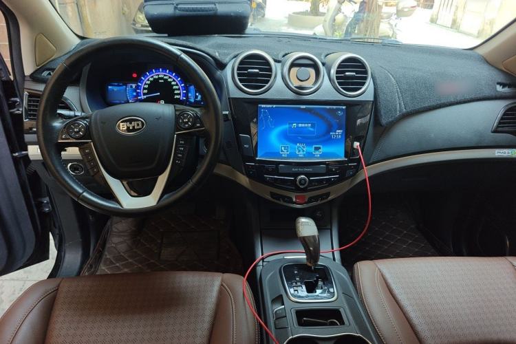 Used BYD S7 2016 2.0T Automatic Prestige Edition Center Console