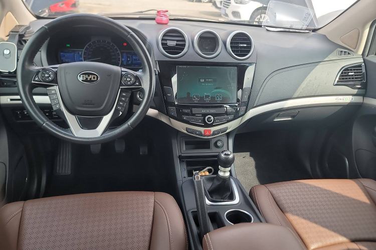 Used BYD S7 2016 1.5T Manual Luxury Edition Center Console