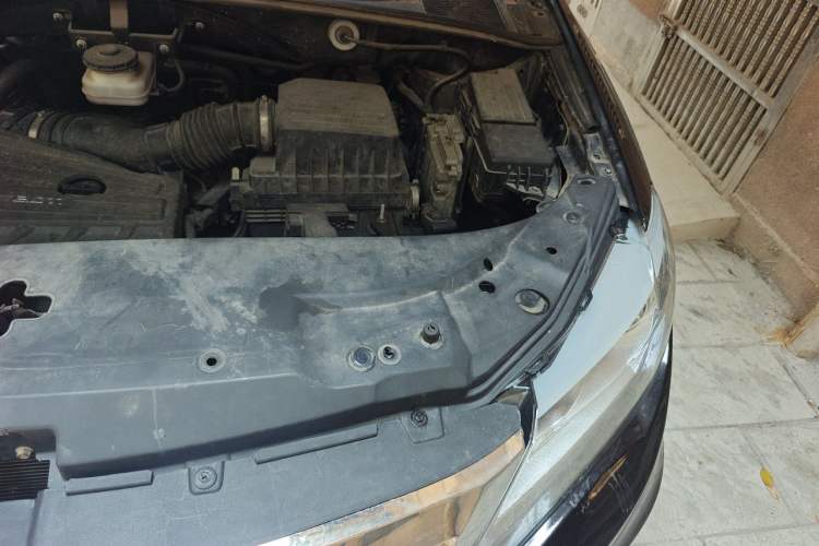 Used BYD S7 2016 2.0T Automatic Prestige Edition Engine Bay Left