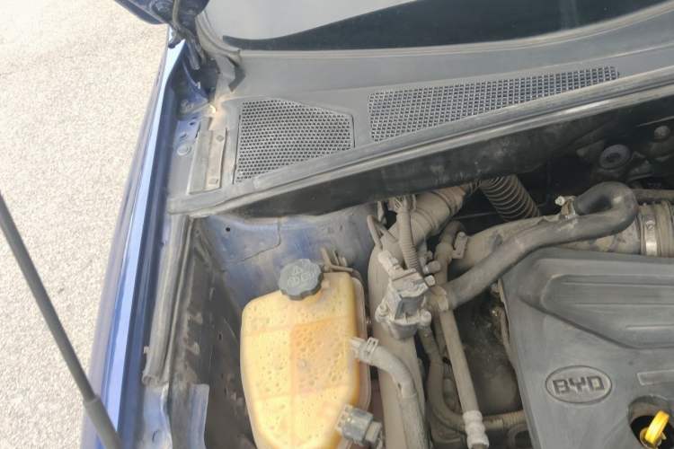 Used BYD S7 2016 2.0T Automatic Flagship Version Engine Bay Right