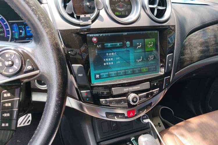 Used BYD S7 2016 2.0T Automatic Prestige Plus Audio And AC Panel
