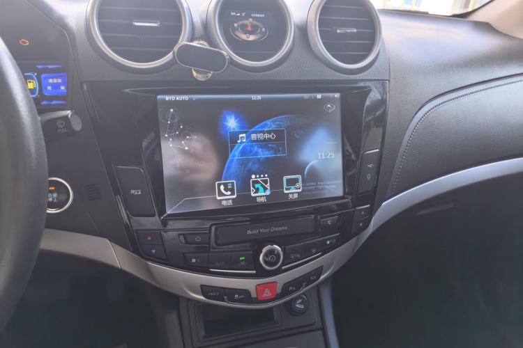 Used BYD S7 2016 2.0T Automatic Prestige Edition Audio And AC Panel