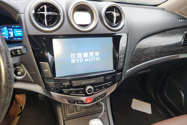 Used BYD S7 2016 2.0T Automatic Prestige Edition Audio And AC Panel