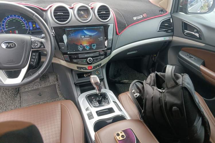Used BYD S7 2016 2.0T Automatic Prestige Edition Audio And AC Panel