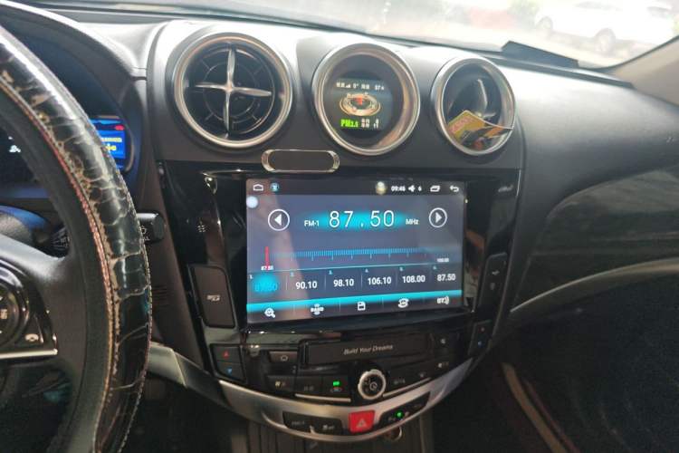 Used BYD S7 2016 2.0T Automatic Prestige Edition Audio And AC Panel