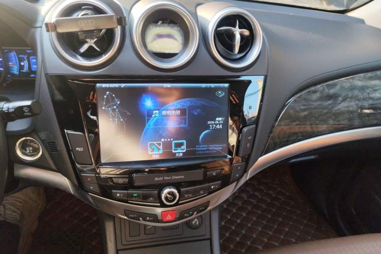 Used BYD S7 2016 2.0T Automatic Prestige Plus Audio And AC Panel