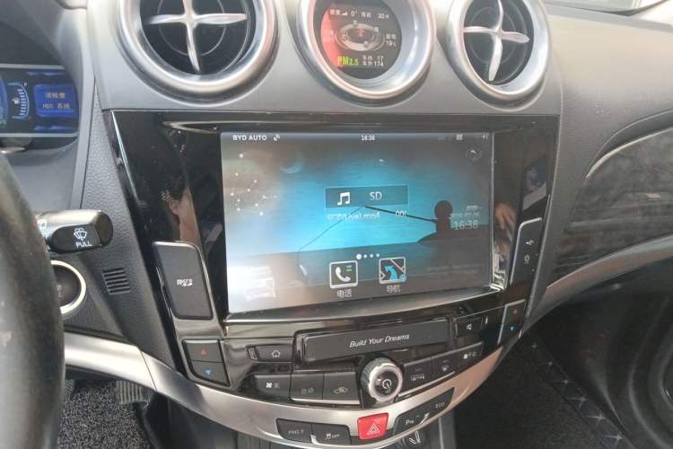 Used BYD S7 2016 2.0T Automatic Prestige Edition Audio And AC Panel