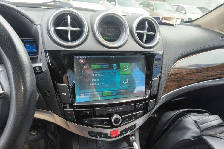 Used BYD S7 2016 2.0T Automatic Prestige Plus Audio And AC Panel