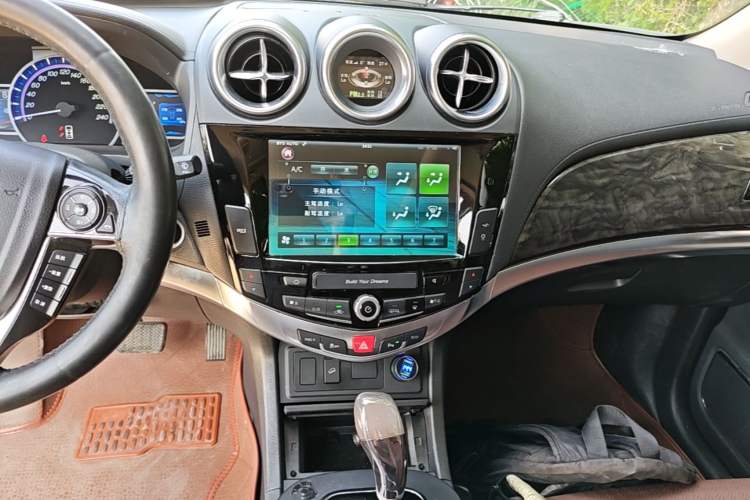 Used BYD S7 2016 2.0T Automatic Prestige Plus Audio And AC Panel