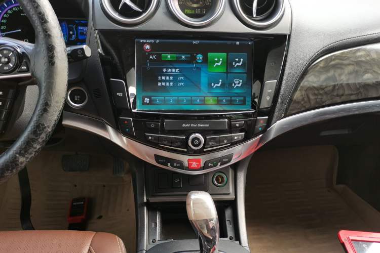 Used BYD S7 2016 2.0T Automatic Prestige Plus Audio And AC Panel