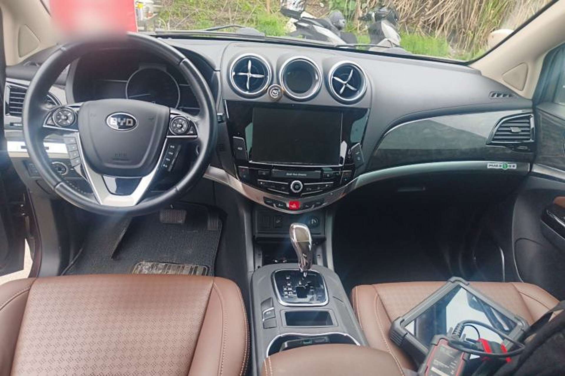 Used BYD S7 2016 2.0T Automatic Prestige Plus Center Console