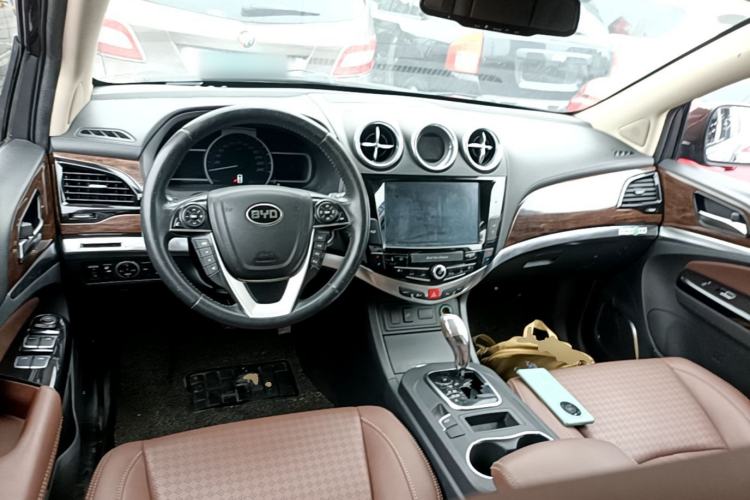 Used BYD S7 2016 2.0T Automatic Prestige Plus Center Console