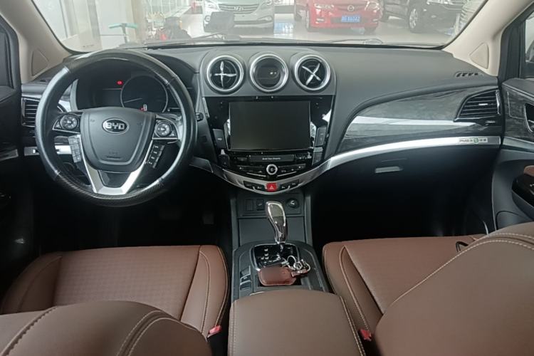 Used BYD S7 2016 2.0T Automatic Prestige Plus Center Console