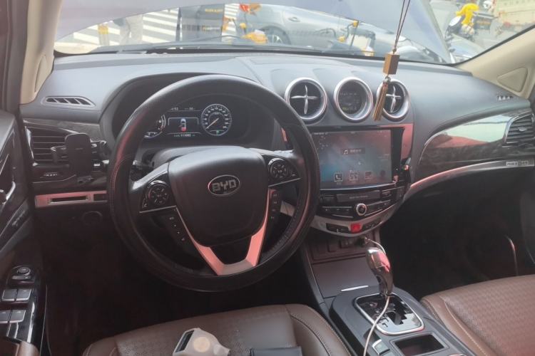 Used BYD S7 2016 2.0T Automatic Prestige Plus Center Console