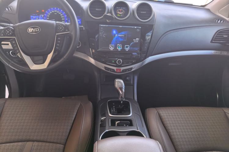 Used BYD S7 2016 2.0T Automatic Prestige Edition Center Console