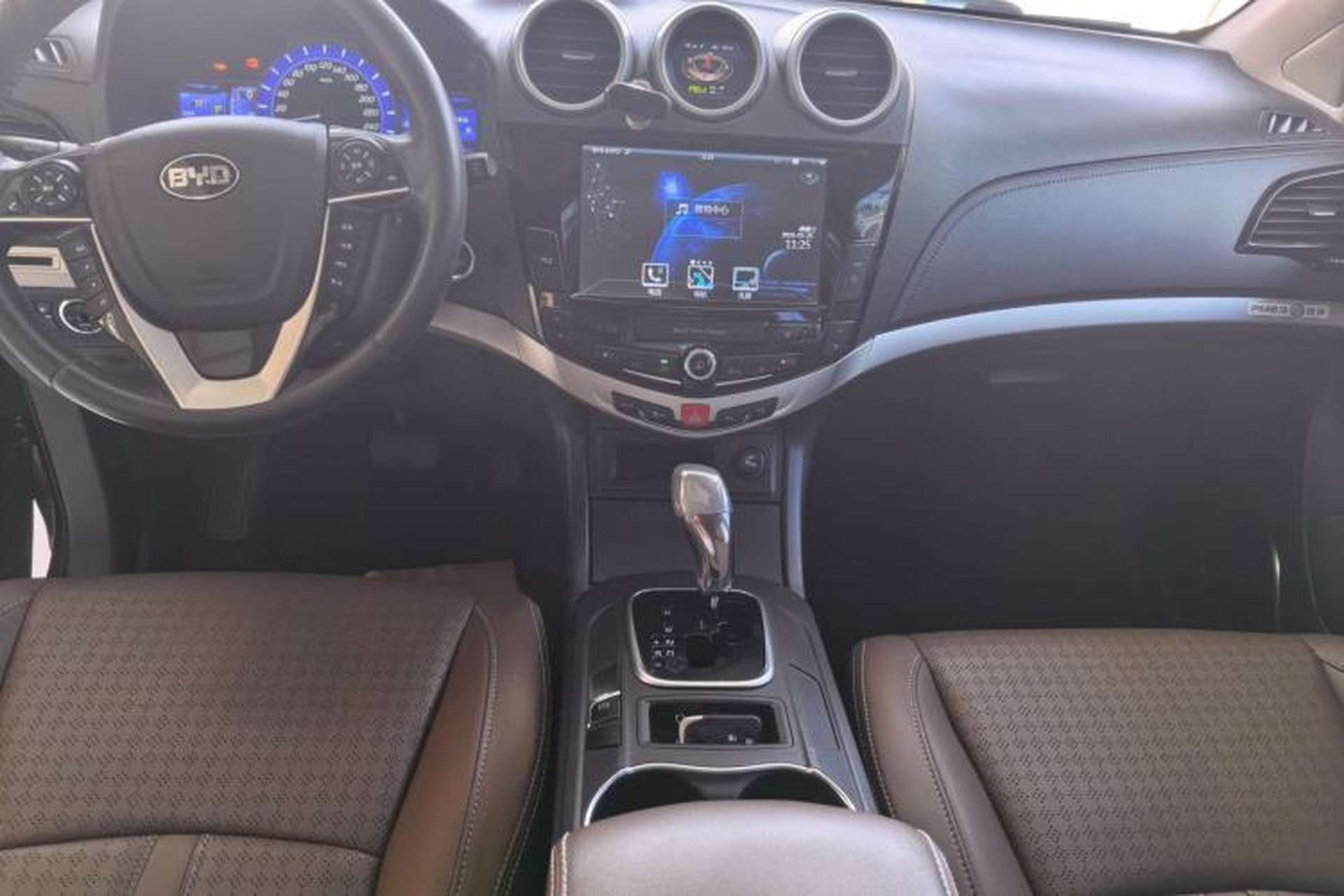 Used BYD S7 2016 2.0T Automatic Prestige Edition Center Console