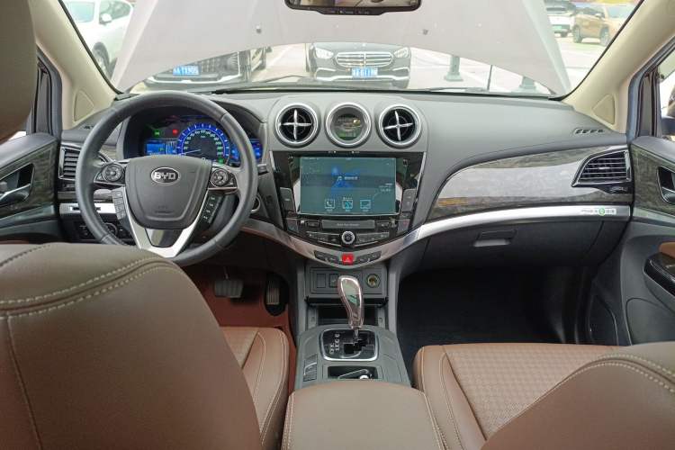 Used BYD S7 2016 2.0T Automatic Prestige Plus Center Console