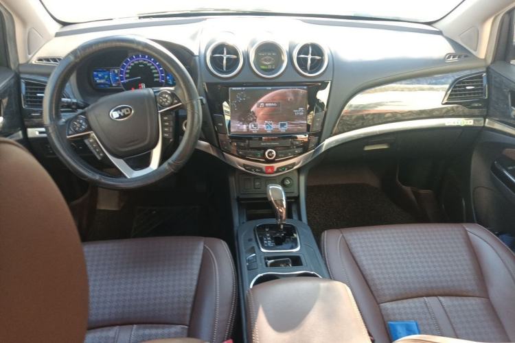 Used BYD S7 2016 2.0T Automatic Prestige Plus Center Console