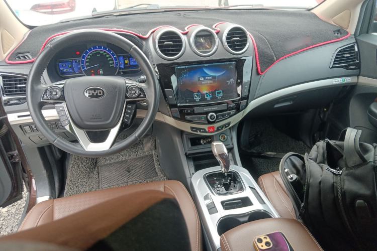 Used BYD S7 2016 2.0T Automatic Prestige Edition Center Console
