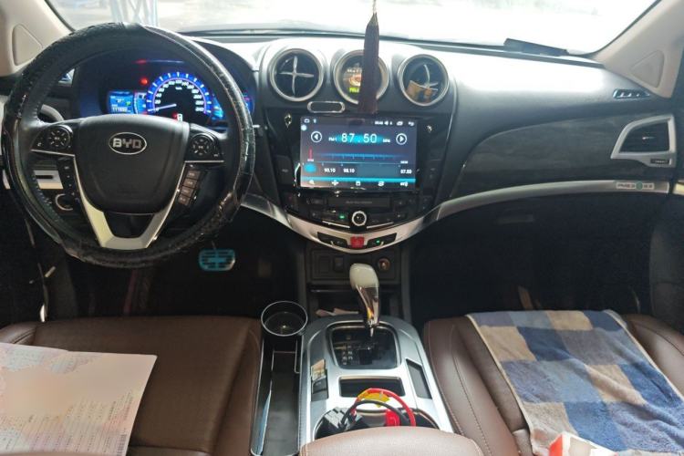 Used BYD S7 2016 2.0T Automatic Prestige Edition Center Console