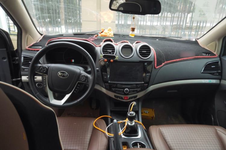 Used BYD S7 2016 1.5T Manual Luxury Edition Center Console