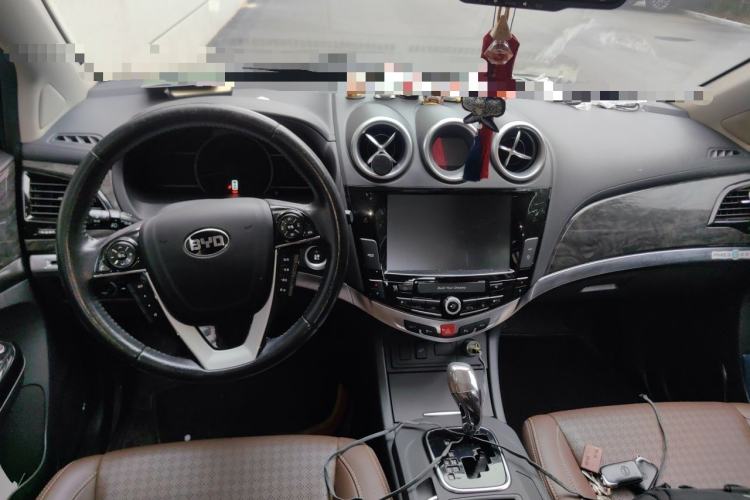 Used BYD S7 2016 2.0T Automatic Prestige Plus Center Console