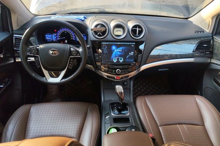 Used BYD S7 2016 2.0T Automatic Prestige Plus Center Console
