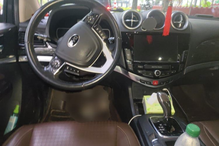 Used BYD S7 2016 2.0T Automatic Prestige Edition Center Console