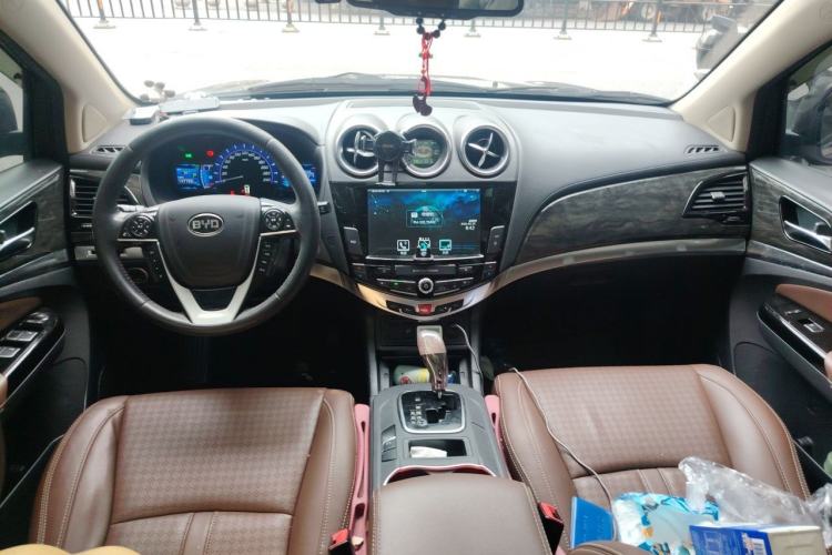 Used BYD S7 2016 2.0T Automatic Prestige Plus Center Console