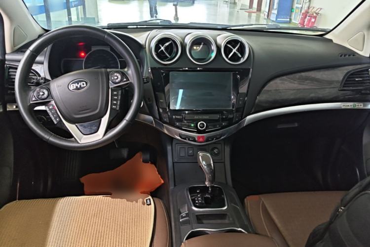 Used BYD S7 2016 2.0T Automatic Prestige Plus Center Console
