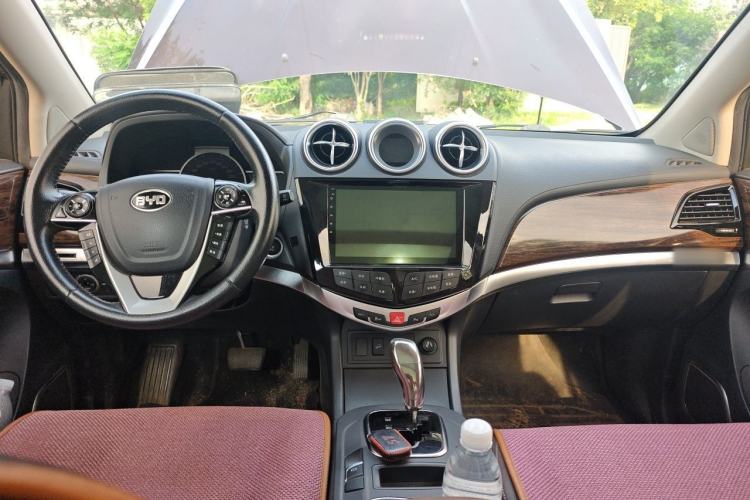 Used BYD S7 2016 2.0T Automatic Prestige Plus Center Console