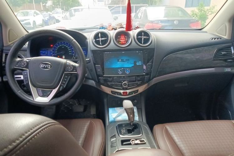 Used BYD S7 2016 2.0T Automatic Prestige Edition Center Console