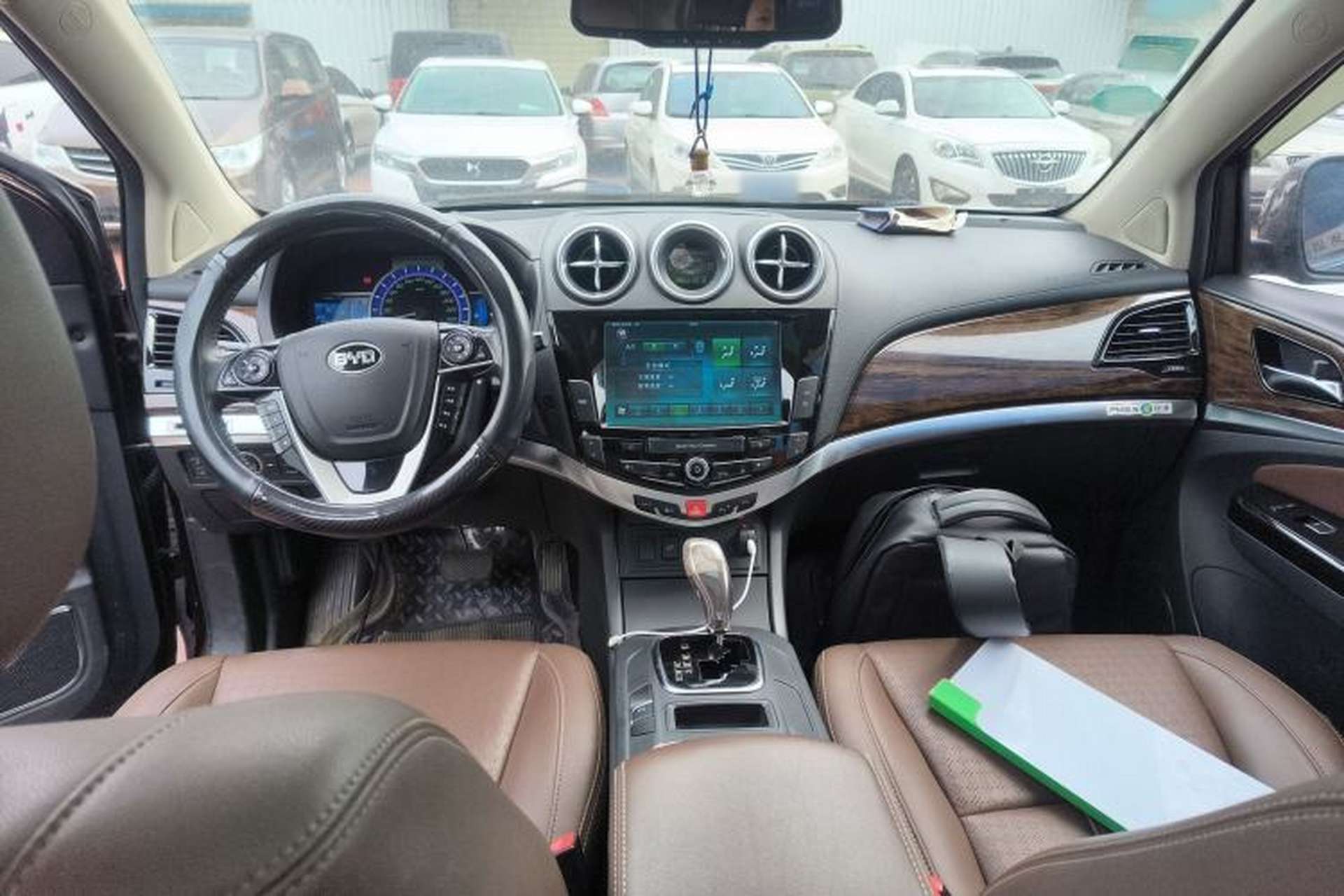 Used BYD S7 2016 2.0T Automatic Prestige Plus Center Console