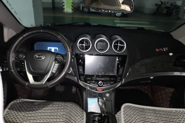 Used BYD S7 2016 2.0T Automatic Flagship Plus Center Console