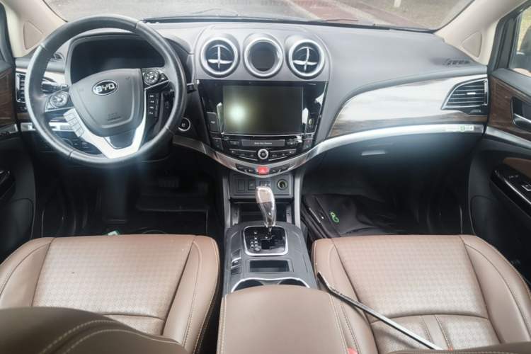 Used BYD S7 2016 2.0T Automatic Flagship Plus Center Console