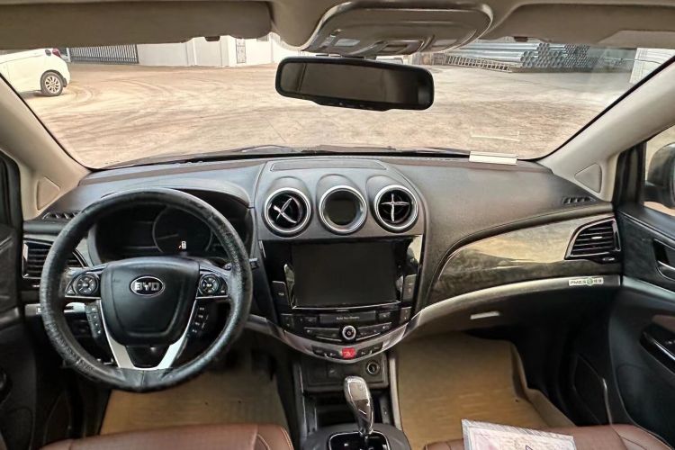 Used BYD S7 2016 2.0T Automatic Prestige Plus Center Console