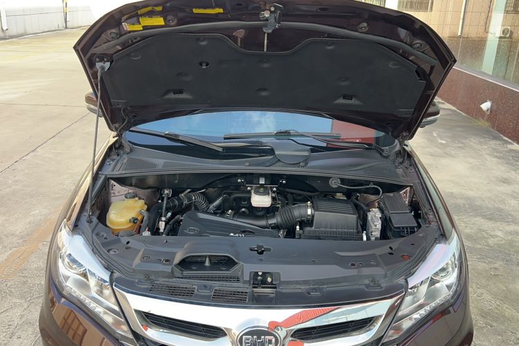 Used BYD S7 2016 2.0T Automatic Flagship Version Engine Bay