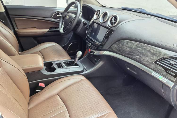 Used BYD S7 2016 2.0T Automatic Prestige Plus Interior 1