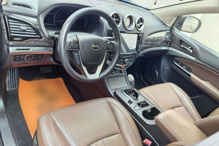 Used BYD S7 2016 2.0T Automatic Prestige Plus Interior 3