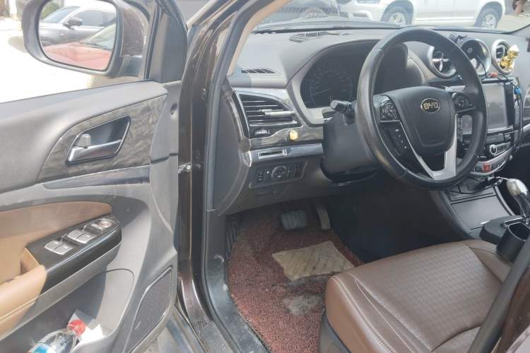 Used BYD S7 2016 2.0T Automatic Prestige Plus Interior 3