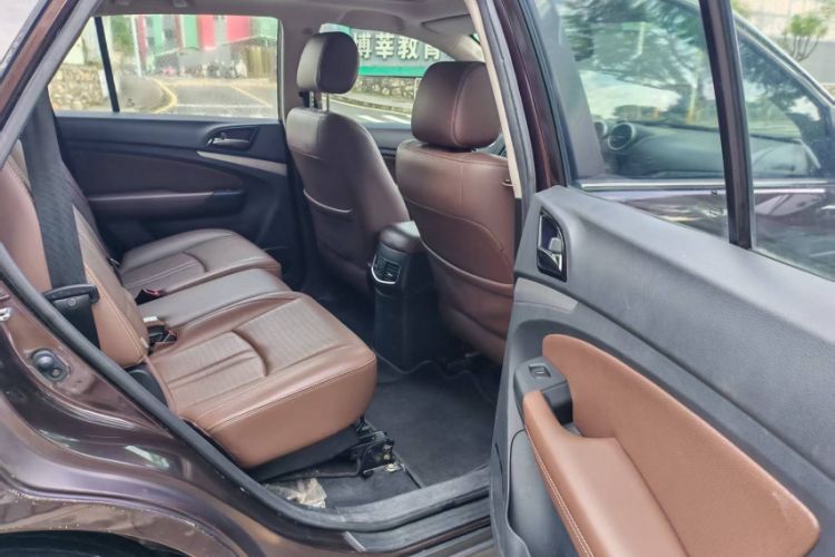 Used BYD S7 2016 2.0T Automatic Prestige Edition Interior 4