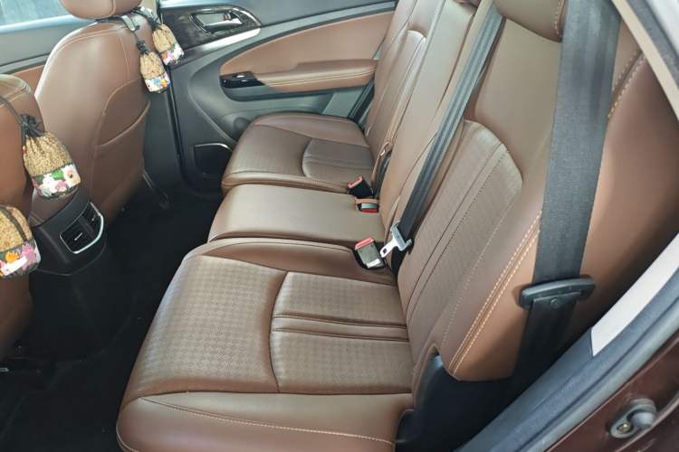 Used BYD S7 2016 2.0T Automatic Prestige Plus Interior 4